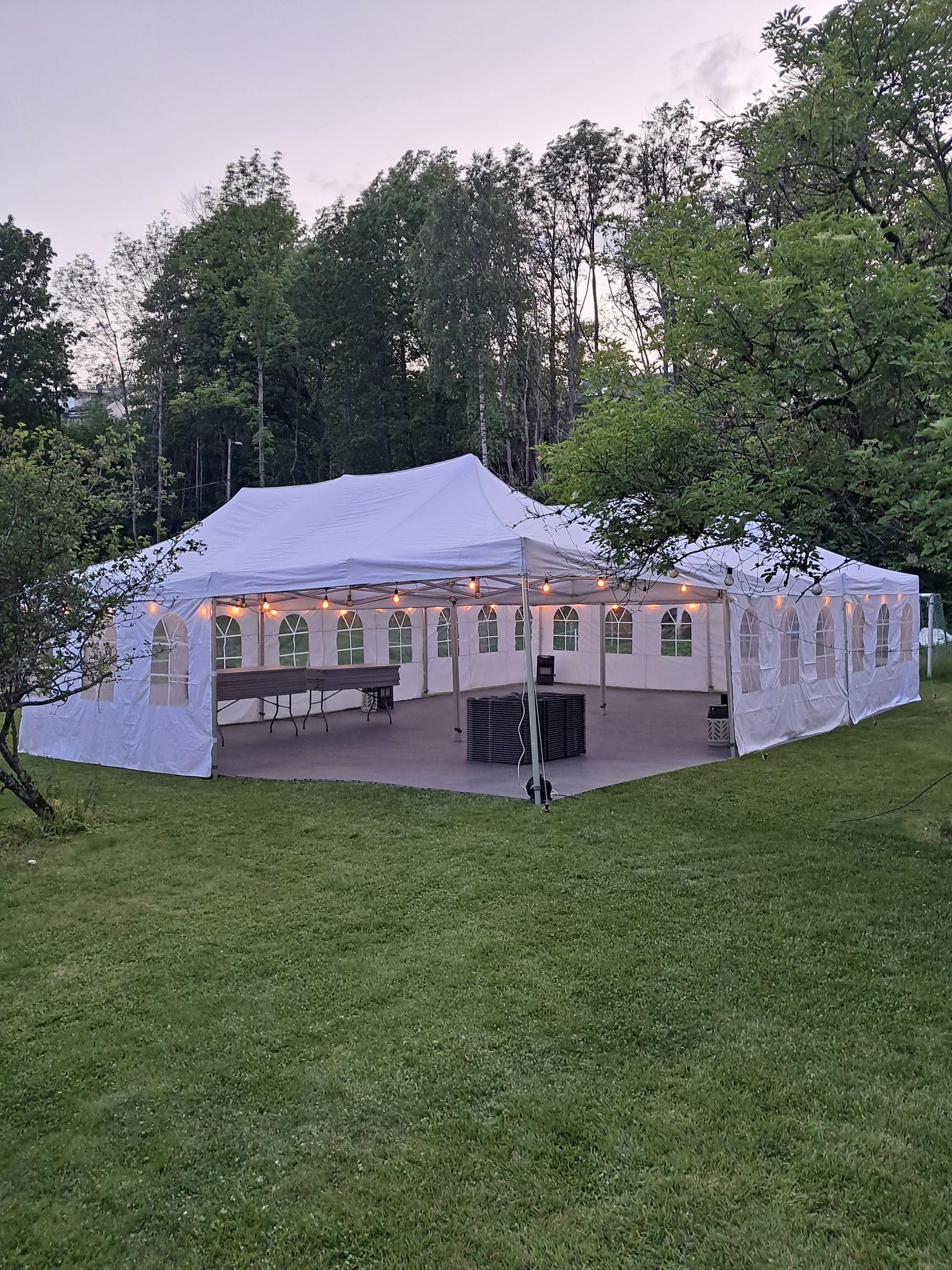 13,5 × 9 meter partytelt satt opp til arrangement – bilde 1