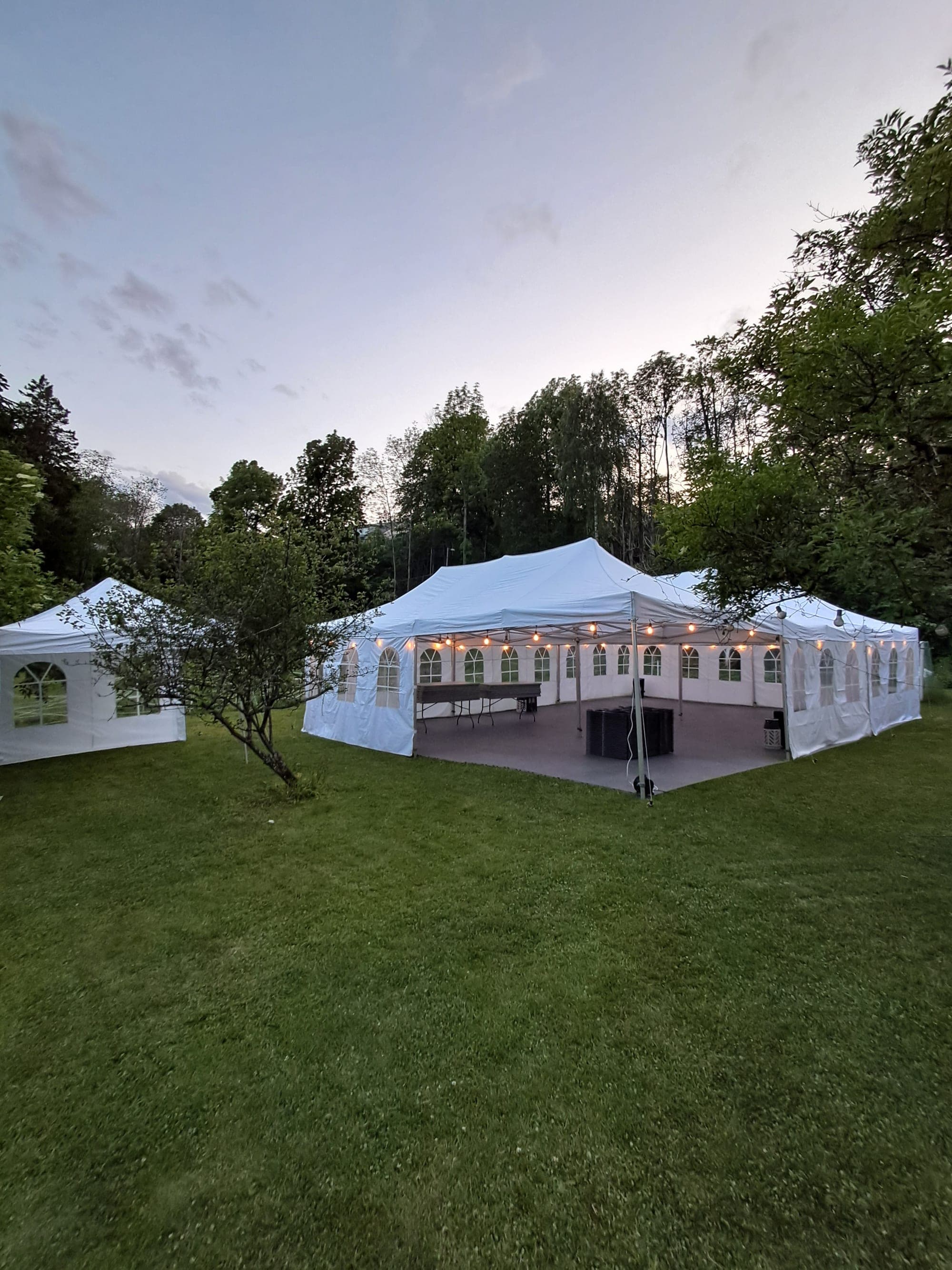 13,5 × 9 meter partytelt satt opp til arrangement – bilde 2