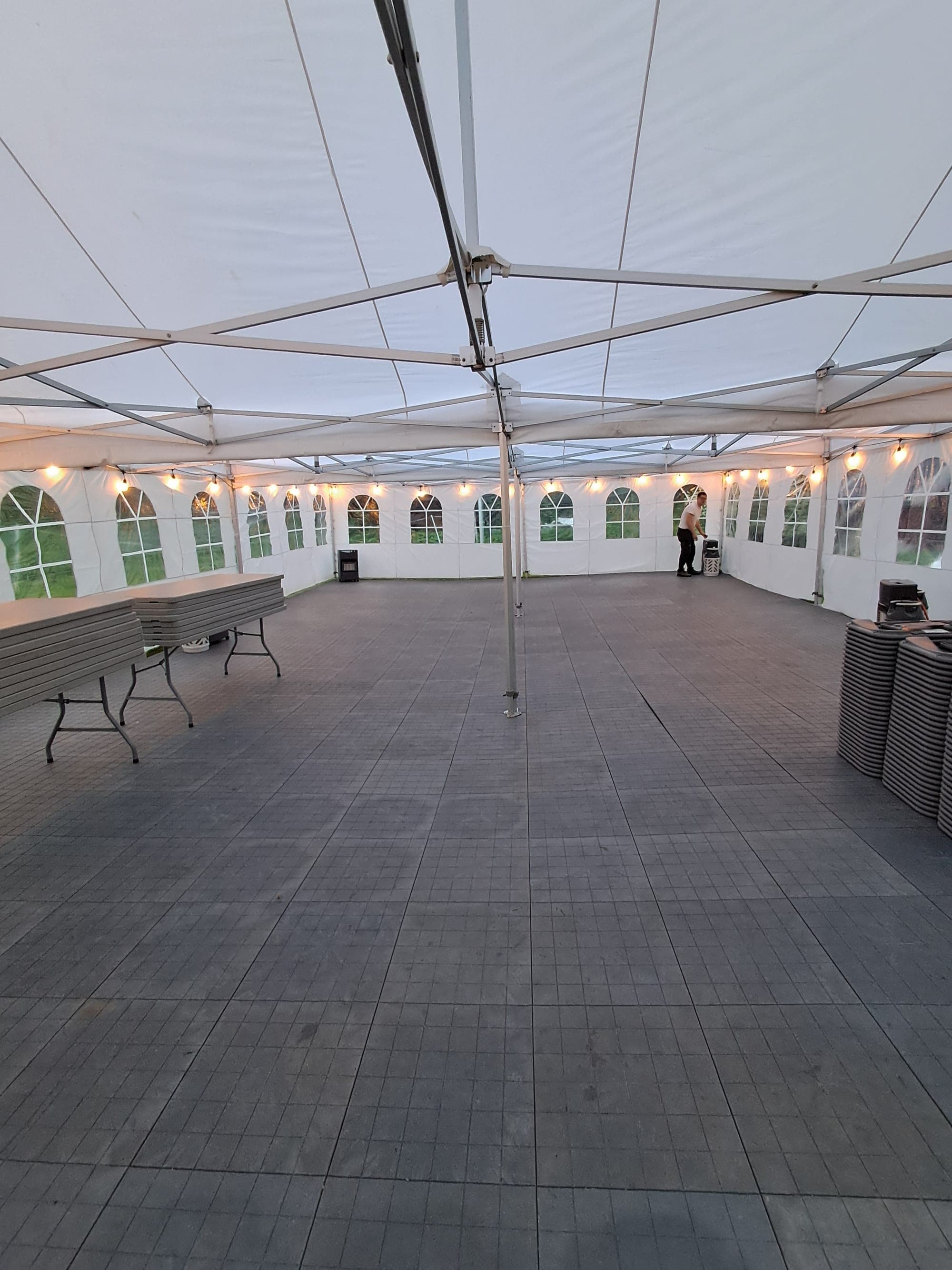 13,5 × 9 meter partytelt satt opp til arrangement – bilde 4