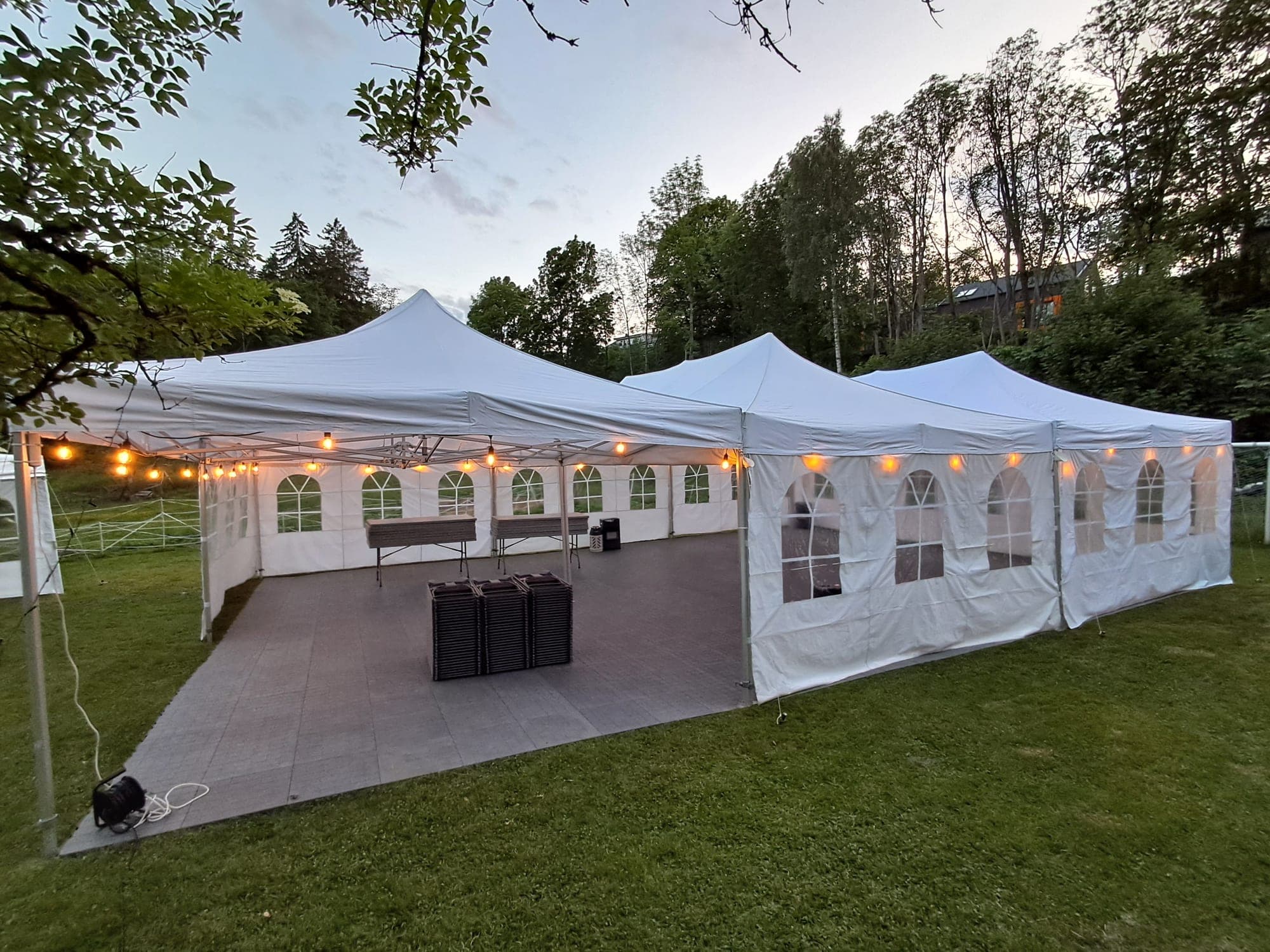 13,5 × 9 meter partytelt satt opp til arrangement – bilde 5