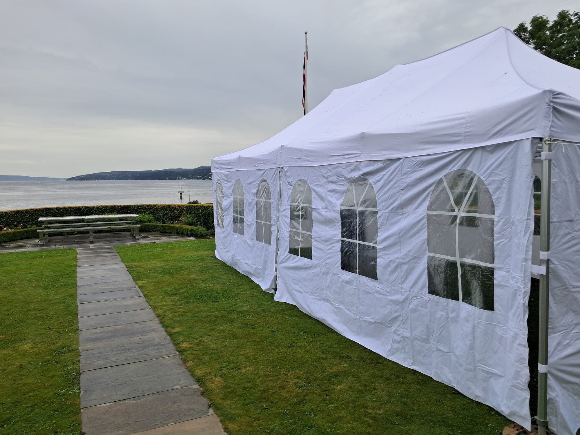 4,5 × 9 meter partytelt satt opp til arrangement