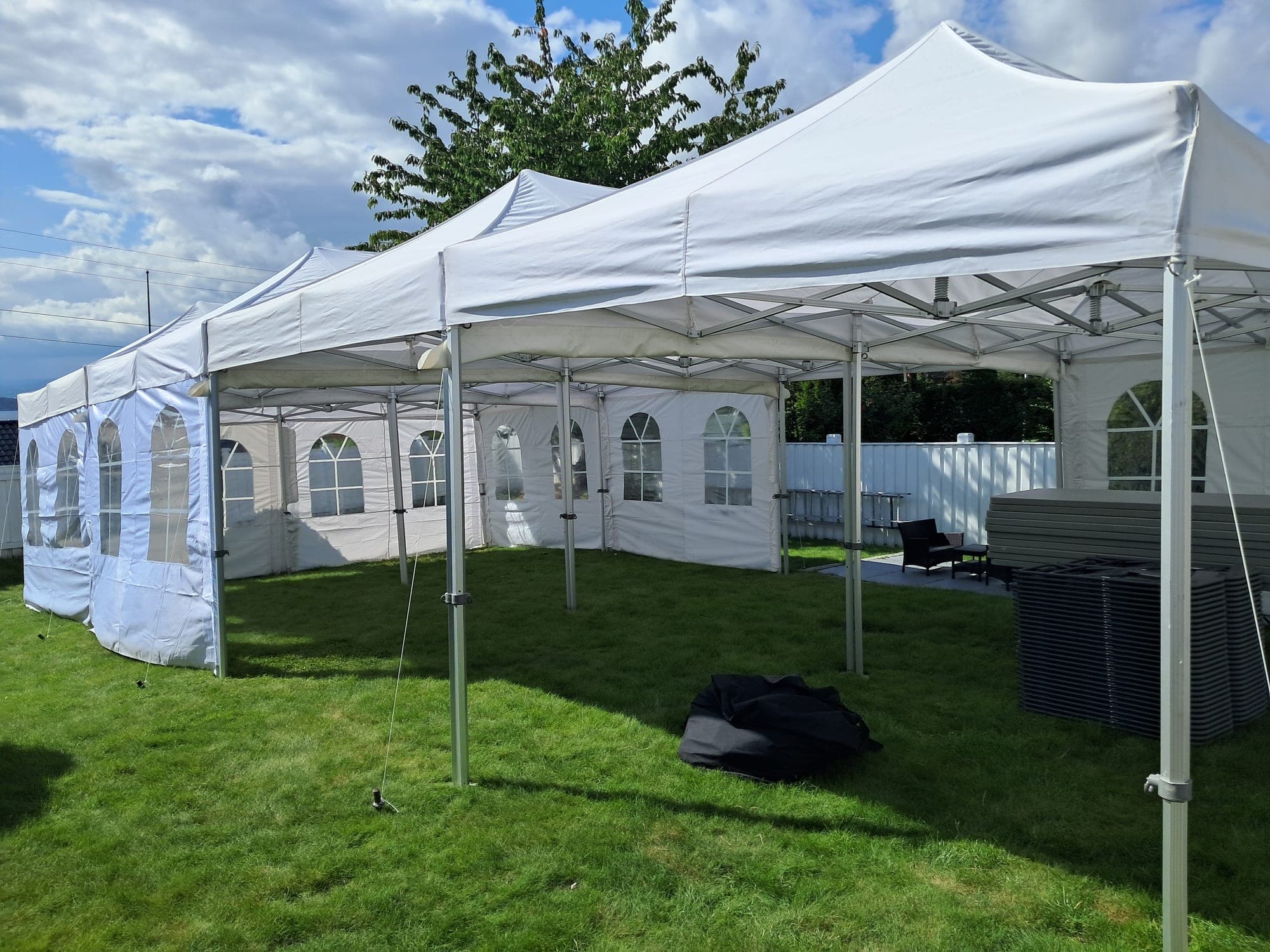 6 × 12 meter partytelt satt opp til arrangement