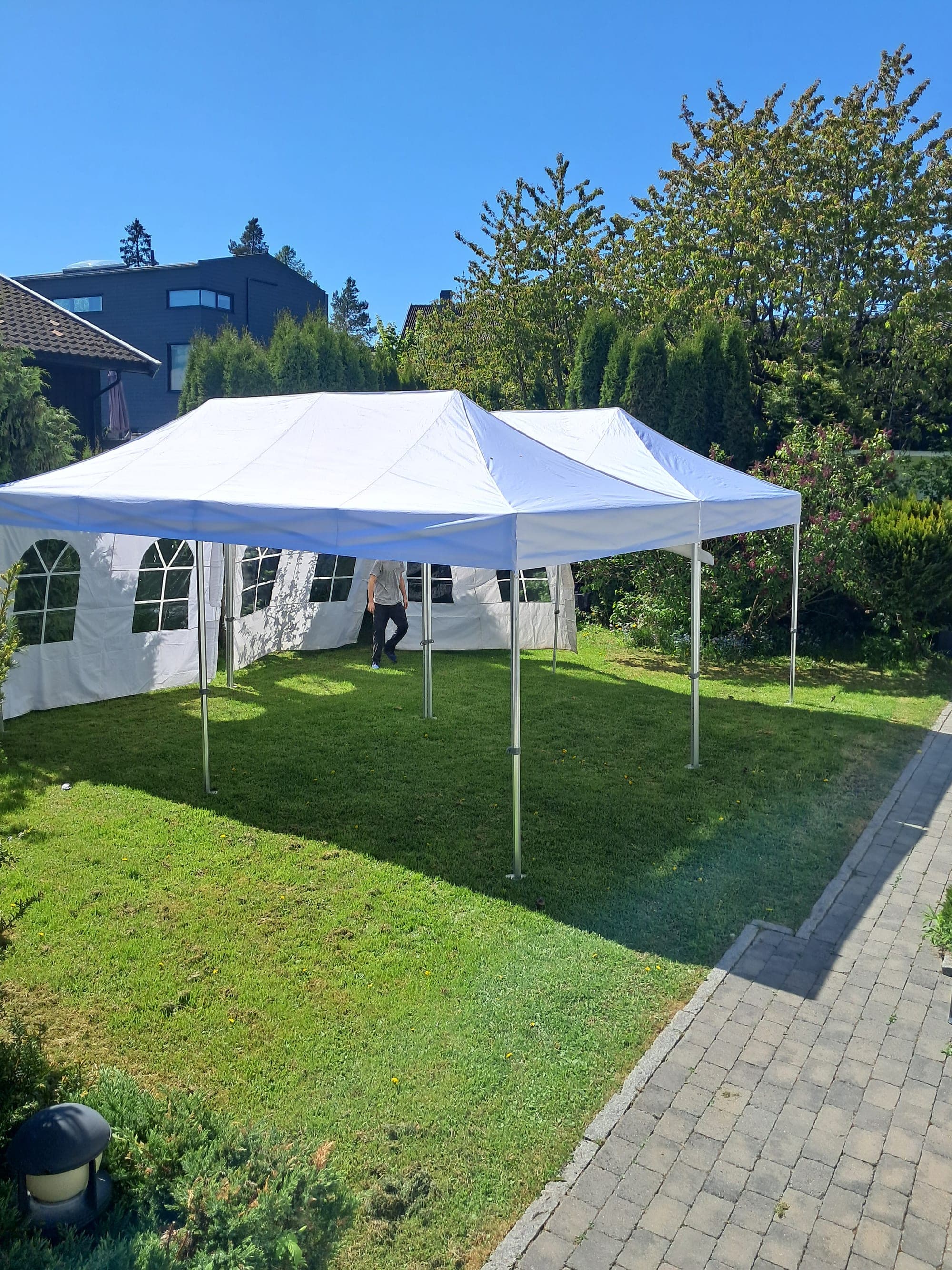 6 × 6 meter partytelt satt opp til arrangement – bilde 1