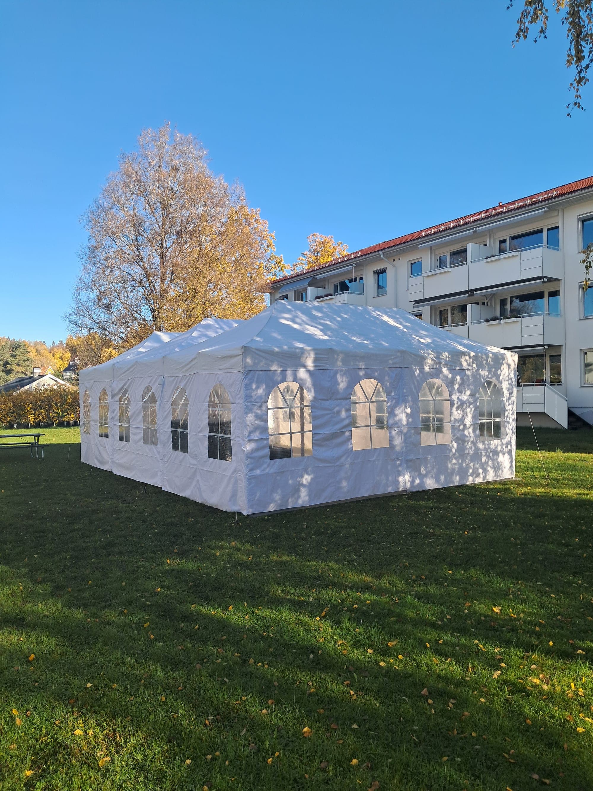 6 × 9 meter partytelt satt opp til arrangement