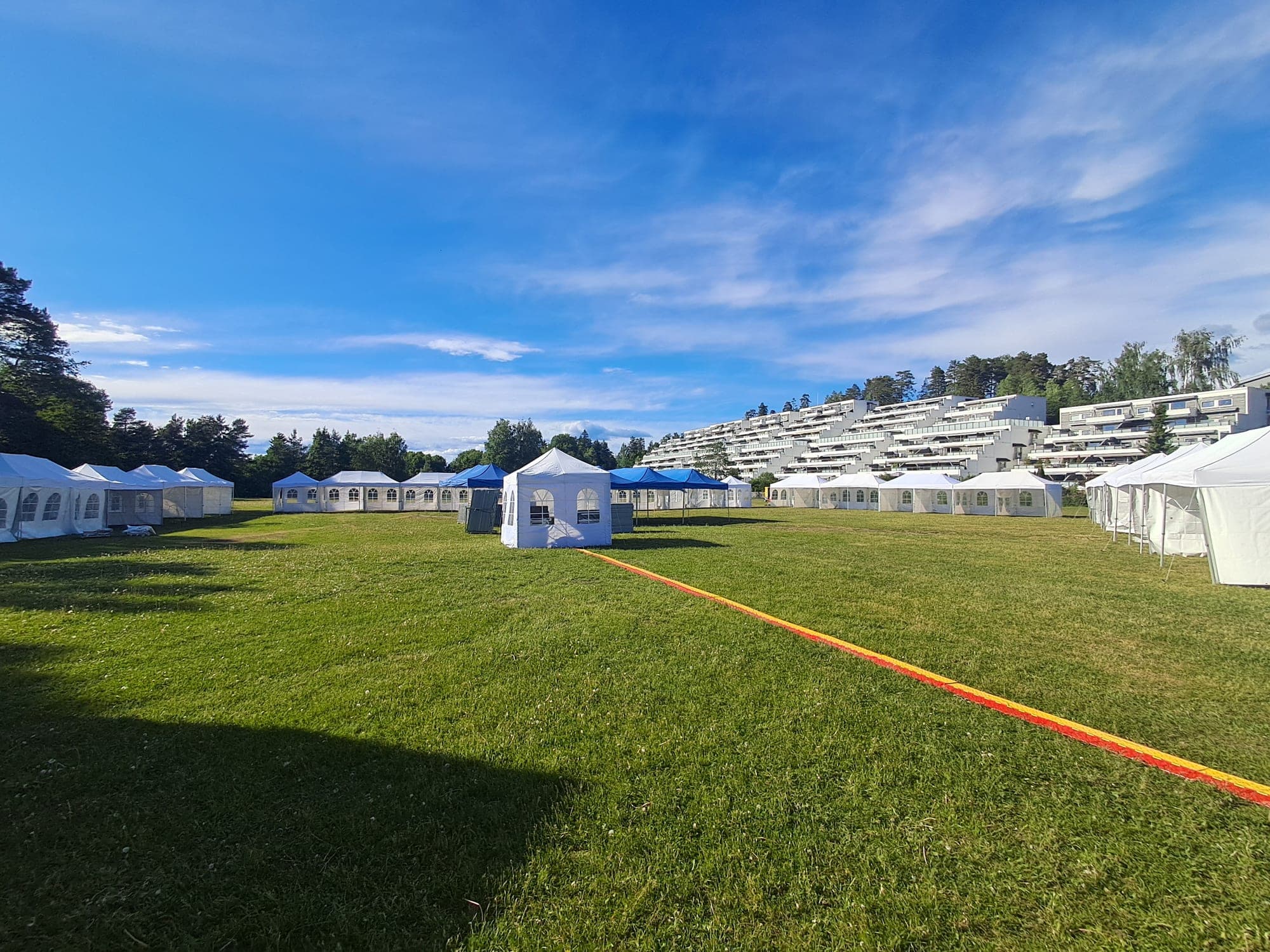 Partytelt på festival – bilde 1