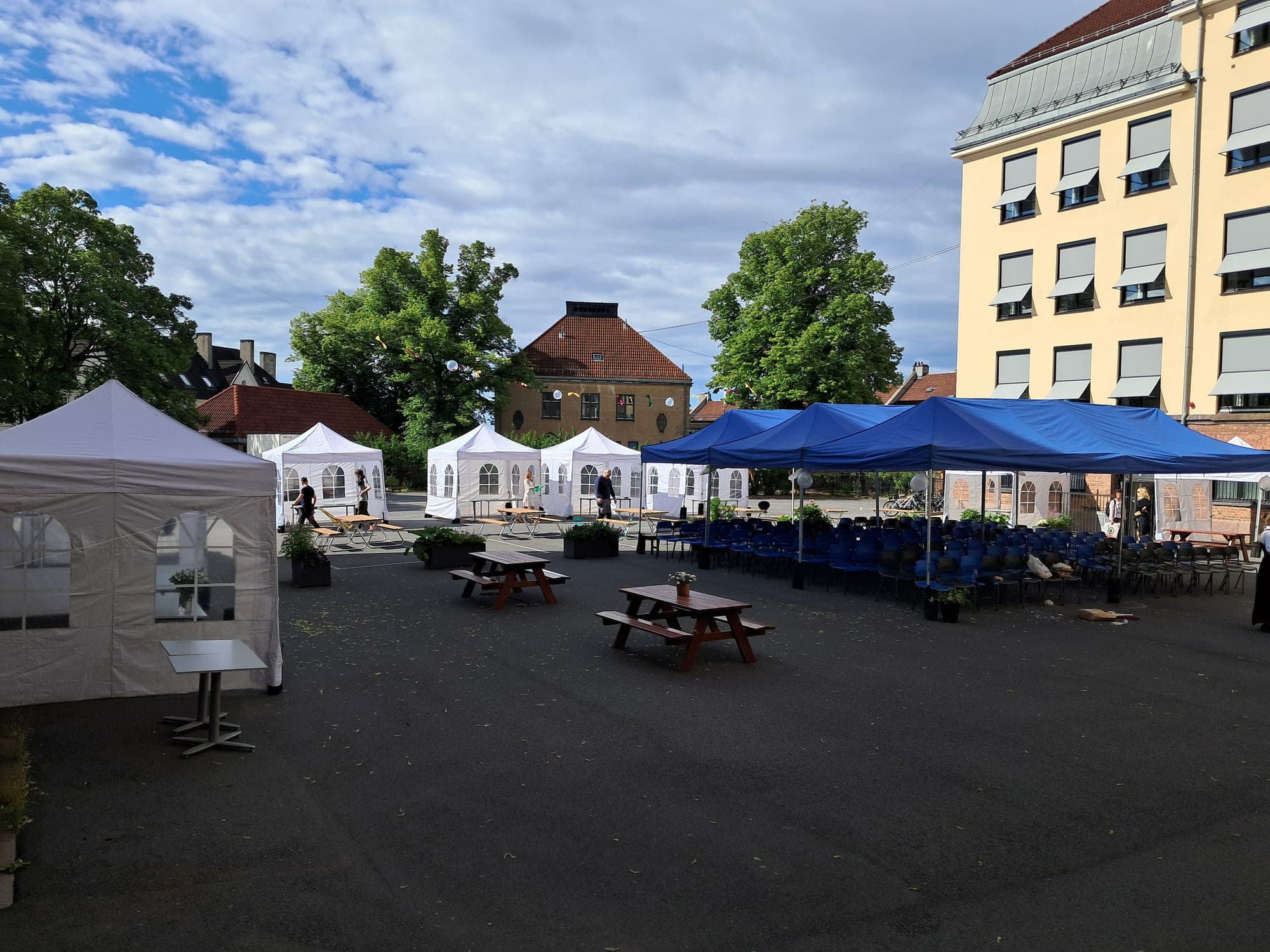 Partytelt til skoleavslutning – bilde 1