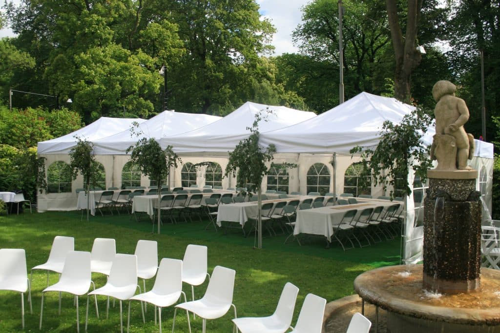 Hvitt partytelt satt opp for arrangement utendørs